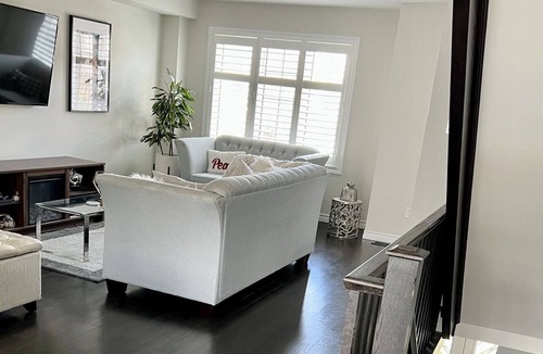 Winona House | Beautiful Townhouse with oasis backyard and free parking x2