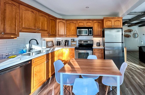 Collingwood House | Beautiful tranquil centrally located condo