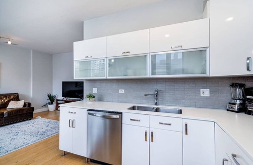 River North Apartment | Beautiful Unit CHI in Prime River North - 1