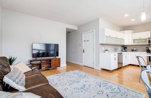 River North Apartment | Beautiful Unit CHI in Prime River North - 1
