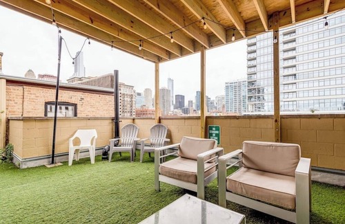 River North Apartment | Beautiful Unit CHI in Prime River North - top floor
