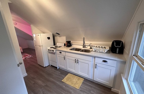 North Tabor Apartment | Beautiful Updated Studio With Skyline Views