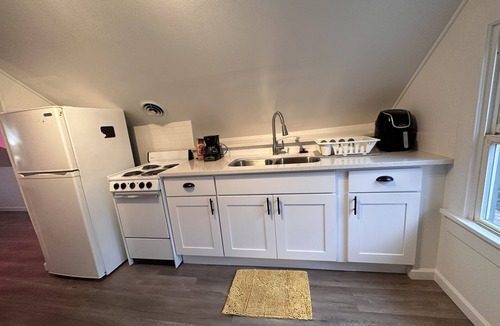 North Tabor Apartment | Beautiful Updated Studio With Skyline Views