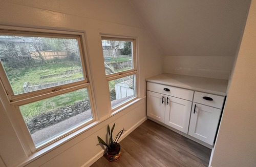 North Tabor Apartment | Beautiful Updated Studio With Skyline Views