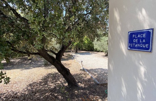 Cabrieres-d'Avignon Villa | Beautiful Villa with Pool