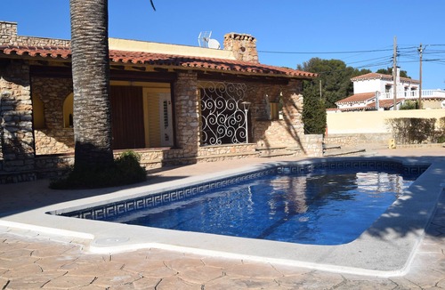 Miami Platja Ski Chalet | BEAUTIFUL VILLA WITH PRIVATE GARDEN AND POOL