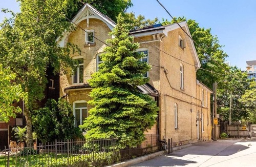 Garden District House | Beautiful Victorian House In Downtown Toronto!