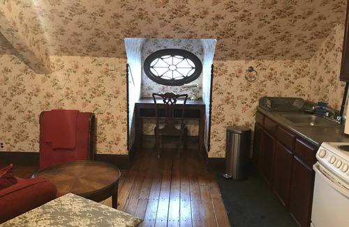 Queensbury Apartment | Beautiful,Victorian Apt ,very close to downtown for travel nurses and temps