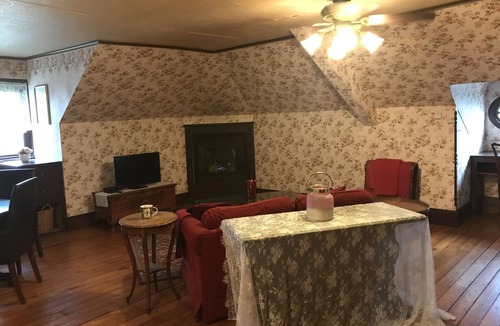 Queensbury Apartment | Beautiful,Victorian Apt ,very close to downtown for travel nurses and temps