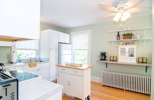 Ipswich Apartment | Beautiful Victorian with Modern Flare close to Town, Train & Beach