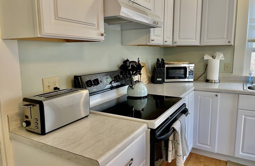 Ipswich Apartment | Beautiful Victorian with Modern Flare close to Town, Train & Beach