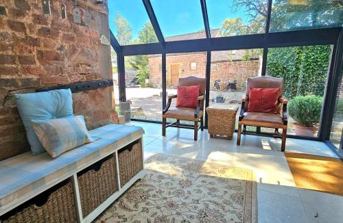 Billingsley House | Beautiful Views Historic 16th Cent Barn Conversion - Pass the Keys