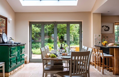 Kingham House | Beautiful villa for 6 guests with pool, WIFI