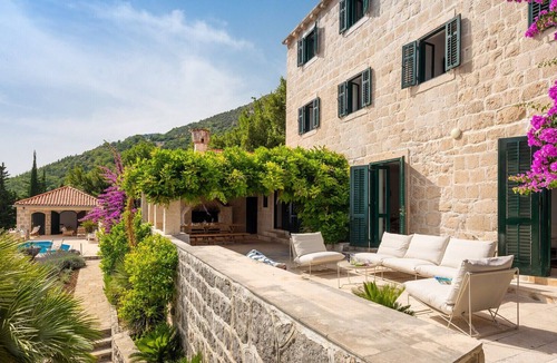 Brsecine Villa | Beautiful Villa Academia