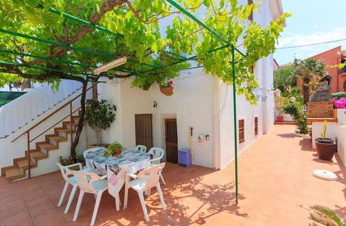 Cunit House | Beautiful villa for 6 guests with pool, TV and patio