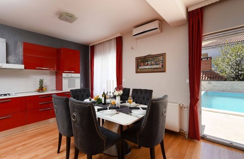 Zadar House | Beautiful villa for 8 guests with WIFI, A/C, private pool, TV, terrace and pets allowed