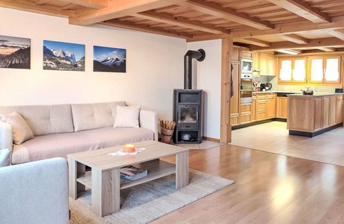 Innertkirchen Villa | Beautiful villa for 4 guests with WIFI, TV, terrace, pets allowed and panoramic view
