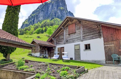 Innertkirchen Villa | Beautiful villa for 4 guests with WIFI, TV, terrace, pets allowed and panoramic view