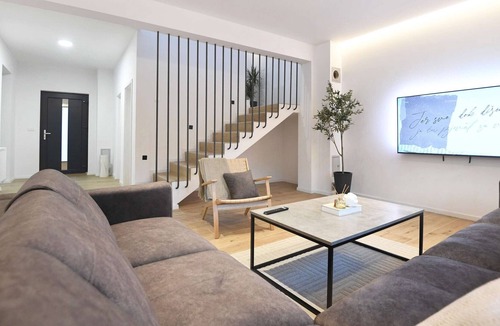 Gracac Villa | Beautiful Villa Mona
