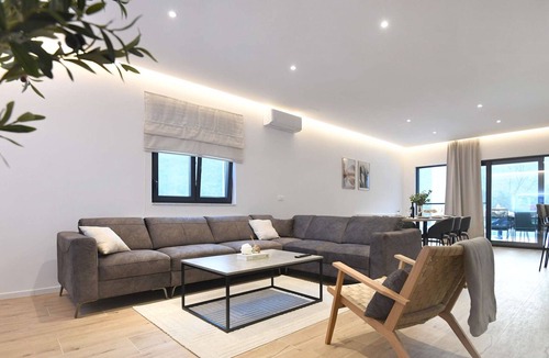 Gracac Villa | Beautiful Villa Mona