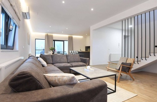 Gracac Villa | Beautiful Villa Mona