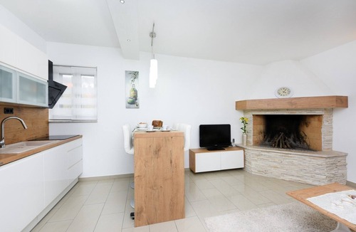 Lovinac Villa | Beautiful Villa Petra with Summer Kitchen and Pool