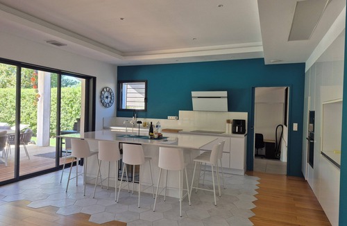 Sommieres Villa | BEAUTIFUL VILLA, QUIET, SWIMMING POOL, sleeps 10/12.