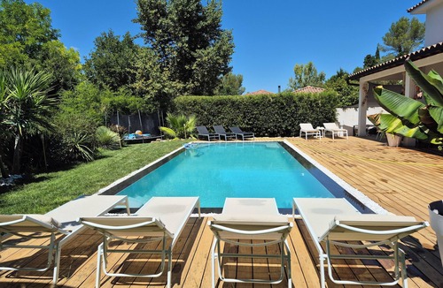 Sommieres Villa | BEAUTIFUL VILLA, QUIET, SWIMMING POOL, sleeps 10/12.