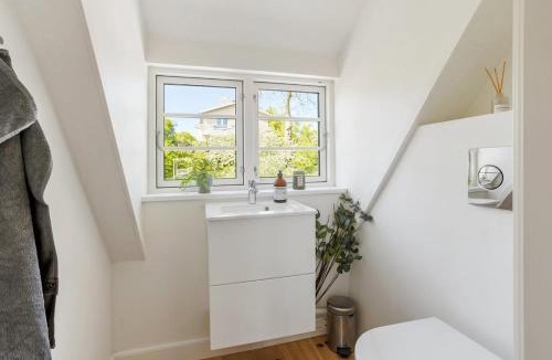 Snekkersten Villa | Beautiful villa with ocean views and a large garden