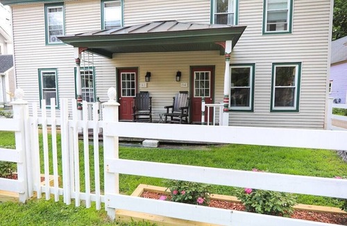 Ludlow House | Beautiful Village Home, Short Walk to Restaurants, Shops, On Shuttle Route