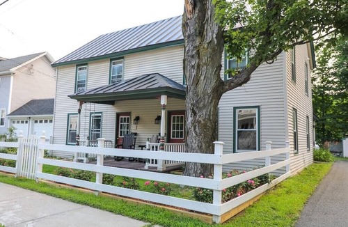 Ludlow House | Beautiful Village Home, Short Walk to Restaurants, Shops, On Shuttle Route