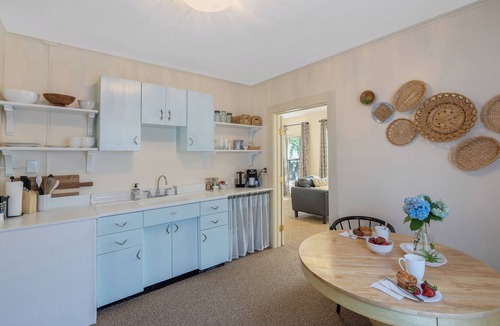 Baldwinsville Apartment | BEAUTIFUL village apt. Walk to river, shops, eateries. Great for getaway/work