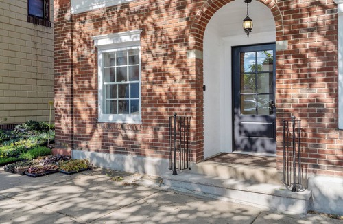 Baldwinsville Apartment | BEAUTIFUL village apt. Walk to river, shops, eateries. Great for getaway/work