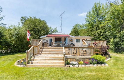 Omemee Cottage | Beautiful Waterfront Cottage