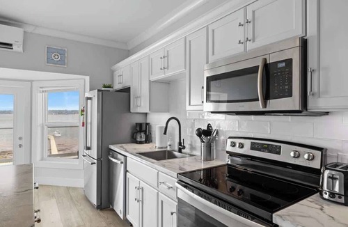 Queens Square Condo | Beautiful Waterfront 2 Bdrm Condo Downtown Ch'town