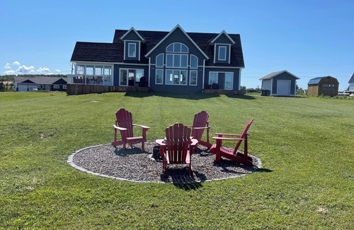 New London House | Beautiful waterfront vacation home near Cavendish. Sleeps 10.