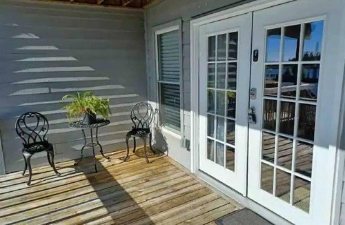 McCutcheon Field Apartment | Beautiful Waterfront Apartment