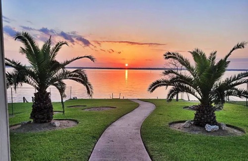 Pointblank House | Beautiful waterfront home with gorgeous sunrise views,