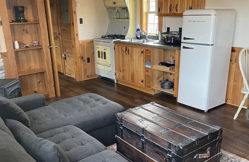 Springville House | Beautiful waterfront property