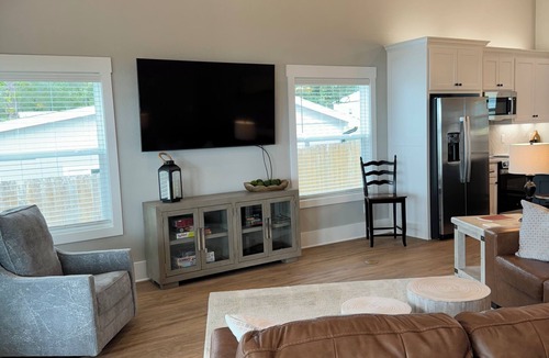 Flint House | BEAUTIFUL WATERFRONT 2 BR 2 BH house on Lake Palestine, WiFi, AC & amazing views