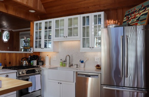 Branford House | Beautiful Waterfront Beach House