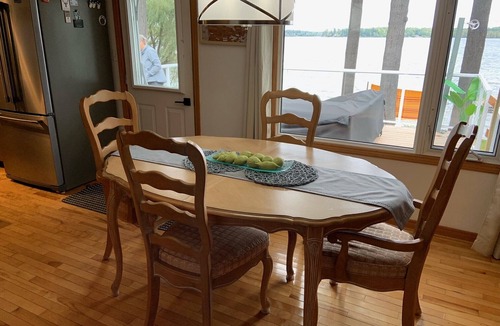 Bonnechere Valley Cottage | Beautiful Waterfront Cottage on Golden Lake
