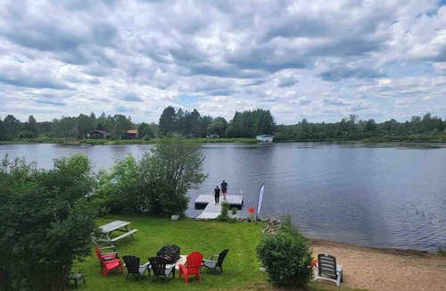 Nominingue Ski Chalet | Beautiful waterfront with beach and spa!