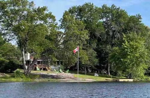 Ivanhoe Cottage | Beautiful waterfront cottage w/hot tub, firepit, fireplace and so much more!