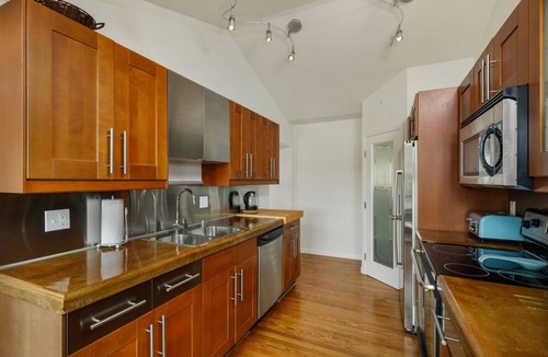 Olympia House | Beautiful Waterfront Getaway