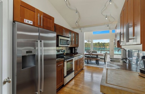 Olympia House | Beautiful Waterfront Getaway