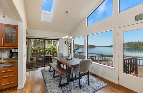 Olympia House | Beautiful Waterfront Getaway