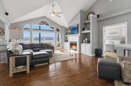 Lake Ozark House | Beautiful waterfront lake home with private dock