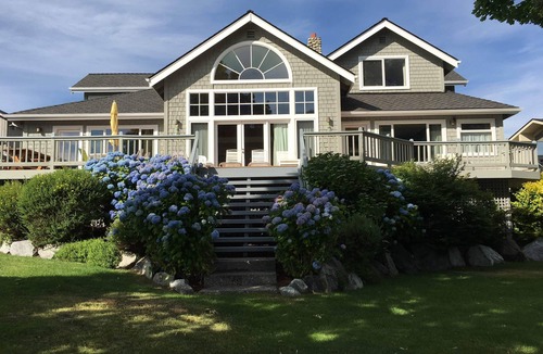 Wapato Point House | Beautiful waterfront on Wapato Point