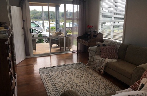 Arkles Bay Apartment | Beautiful Waterside Studio Apartment